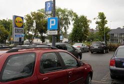 Uwaga na znak D-18. Można słono zapłacić na parkingach dyskontów