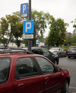 Uwaga na znak D-18. Można słono zapłacić na parkingach dyskontów
