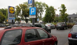 Uwaga na znak D-18. Można słono zapłacić na parkingach dyskontów