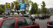 Uwaga na znak D-18. Można słono zapłacić na parkingach dyskontów