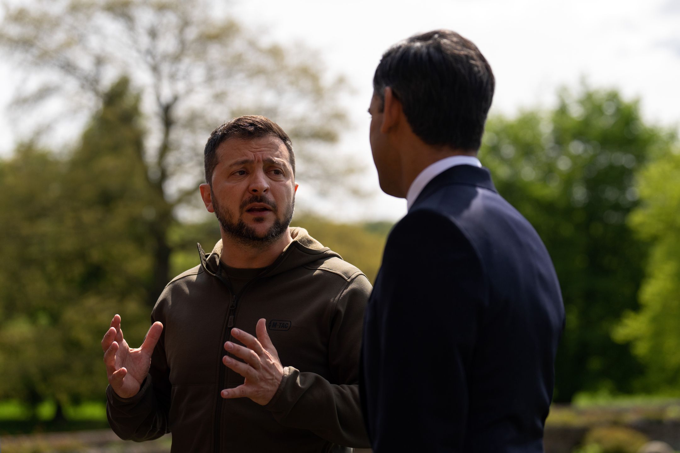 AYLESBURY, ENGLAND - MAY 15: Britain's Prime Minister, Rishi Sunak (R), and Ukraine's President, Volodymyr Zelenskyy, speak during a press conference in the garden at Chequers on May 15, 2023 in Aylesbury, England. In recent days, Mr Zelensky has travelled to meet Western leaders seeking support for Ukraine in the war against Russia. The UK prime minister, Rishi Sunak, will reiterate the importance of providing a full package of support and will confirm the supply of air defence missiles and drones to help Ukraine's defence later today. (Photo by Carl Court/Getty Images)