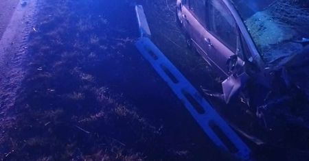 Poważny wypadek w Turzy - pojazd wypadł z jezdni i uderzył w słup energetyczny