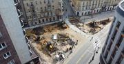 Warszawa. Postępują prace przy budowie Placu Pięciu Rogów. Wkrótce układanie nawierzchni