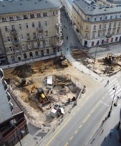 Warszawa. Postępują prace przy budowie Placu Pięciu Rogów. Wkrótce układanie nawierzchni