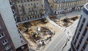 Warszawa. Postępują prace przy budowie Placu Pięciu Rogów. Wkrótce układanie nawierzchni