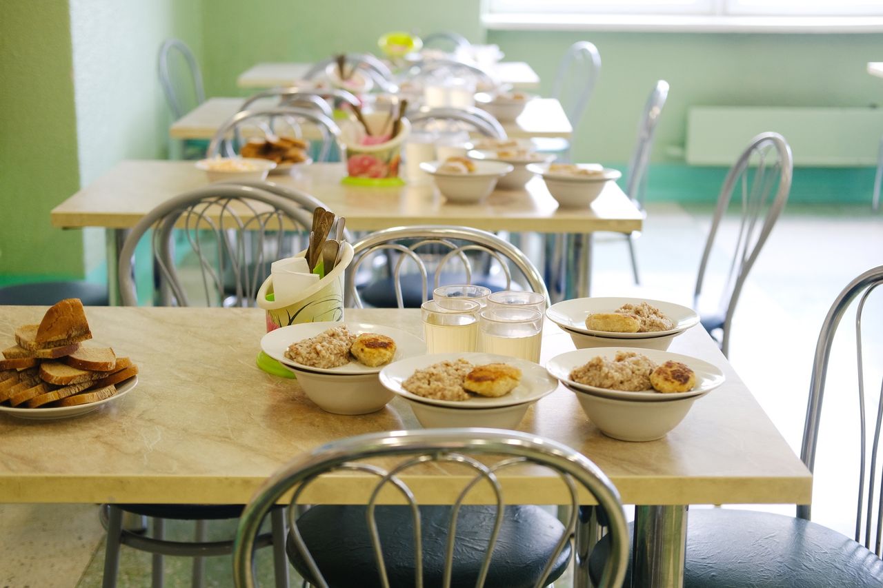 Warzywa w każdym posiłku i mniej smażenia. Nowe zasady dla szkolnych stołówek