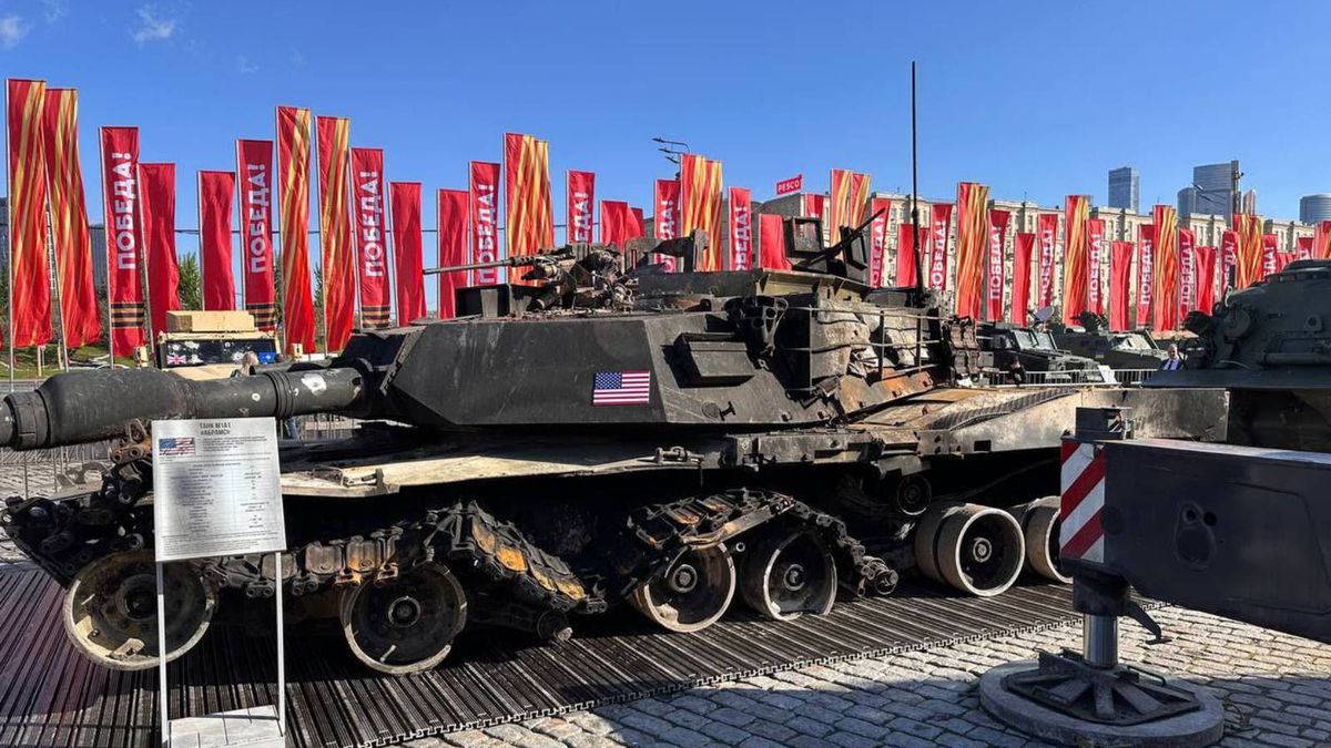 Rosjanie chwalą się w Moskwie zniszczonym czołgiem M1A1 Abrams