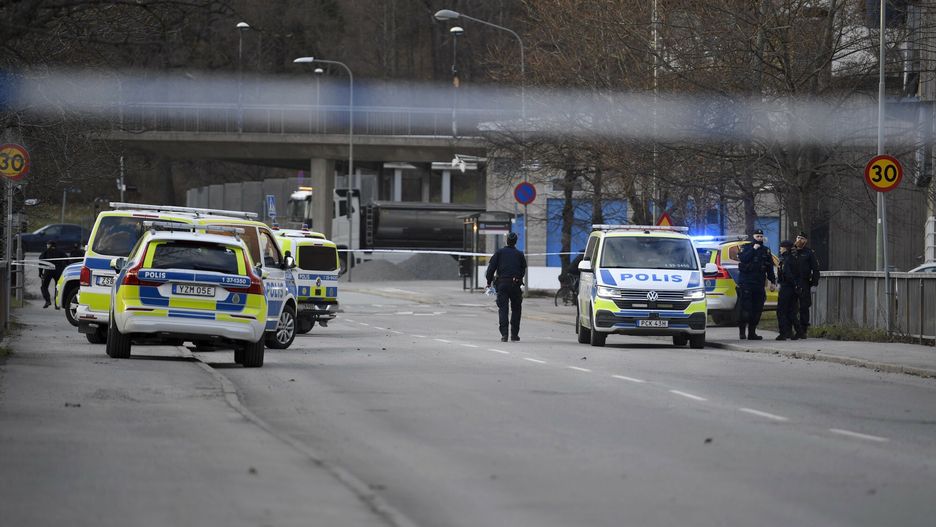 Polak zastrzelony w Sztokholmie
Mandatory Credit: Photo by Oscar Olsson/TT/Shutterstock (14430826b)
Police on the scene after a person was shot and died at Sk�rholmen in southern Stockholm, Sweden in the evening April 10, 2024.
Shooting Sweden, Stockholm - 10 Apr 2024
Oscar Olsson/TT/Shutterstock