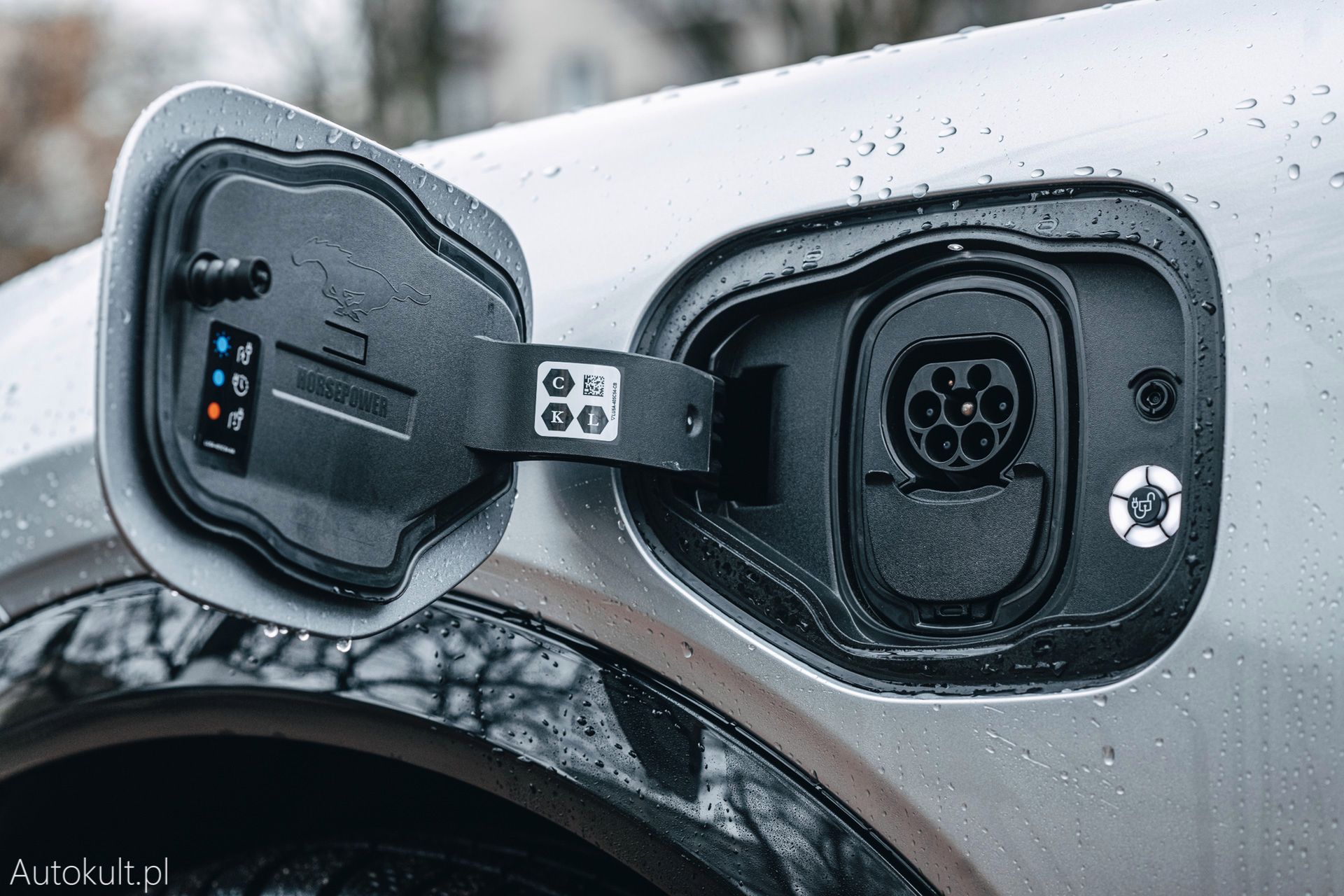 Port CCS w Fordzie Mustangu Mach-E jest częściowo zakryty