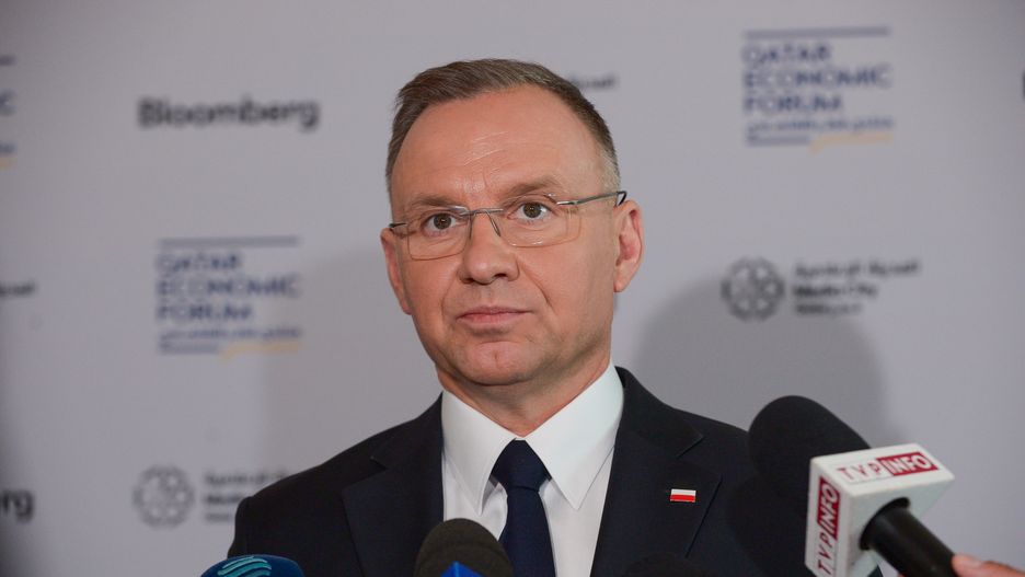 Ad-Dauha, Katar, 14.05.2024. Wizyta prezydenta RP w Katarze. Prezydent RP Andrzej Duda podczas konferencji prasowej dla polskich mediów, 14 bm. w Ad-Dausze. Prezydent RP Andrzej Duda jest z trzydniową wizytą roboczą w Katarze, gdzie bierze udział w Katarskim Forum Ekonomicznym. (ad) PAP/Marcin Obara
