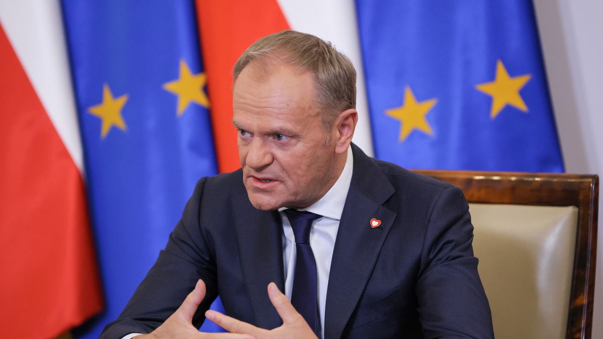 Warszawa, 15.05.2024. Premier Donald Tusk podczas spotkania z kombatantami w związku z 80. rocznicą bitwy o Monte Cassino, 15 bm. w siedzibie KPRM w Warszawie. (jm) PAP/Paweł Supernak