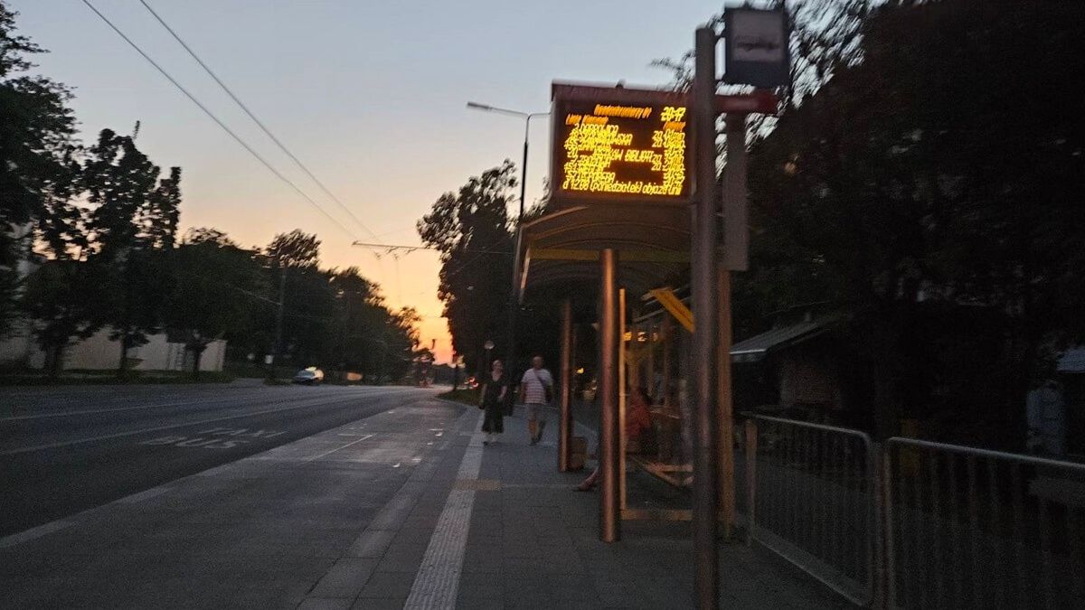Przystanek komunikacji miejskiej, a w tle zachód słońca