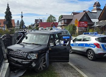 Policja zatrzymała 59-latkę, która uszkodziła dwie stacje paliw i samochody