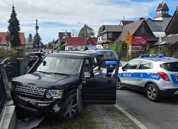 Policja zatrzymała 59-latkę, która uszkodziła dwie stacje paliw i samochody