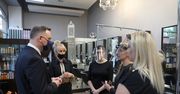 Koronawirus w Polsce. Andrzej Duda odwiedził salon fryzjerski. "Nikt nie stracił pracy"