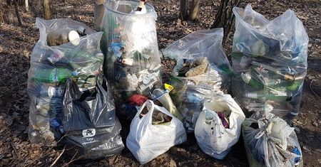 Mieli dość śmieci w skwerze obok sklepu. Z sąsiadem wzięli worki i sami posprzątali