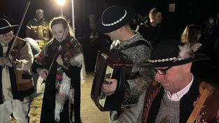 Myślenice: Rozświetlenie choinki po góralsku na Zarabiu