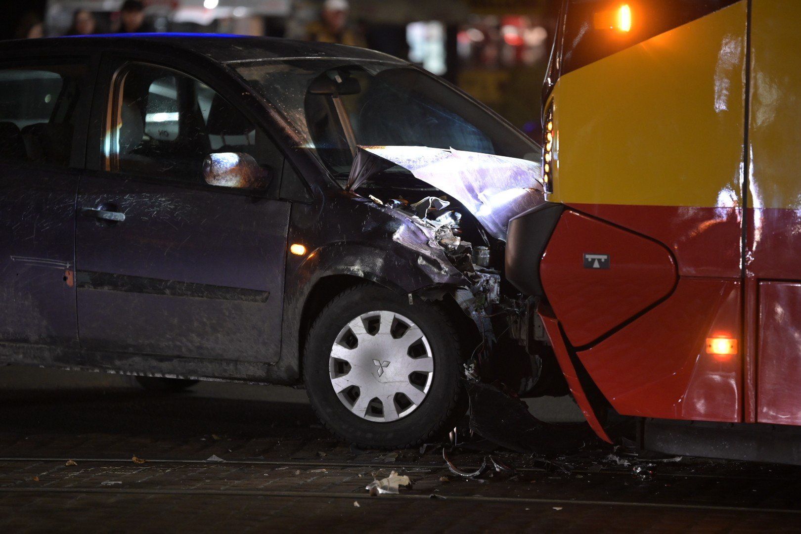 W czwartek w Grudziądzu na skrzyżowaniu al. 23 stycznia z ul. Toruńską samochód osobowy czołowo zderzył się z tramwajem. Jedna osoba została ranna.