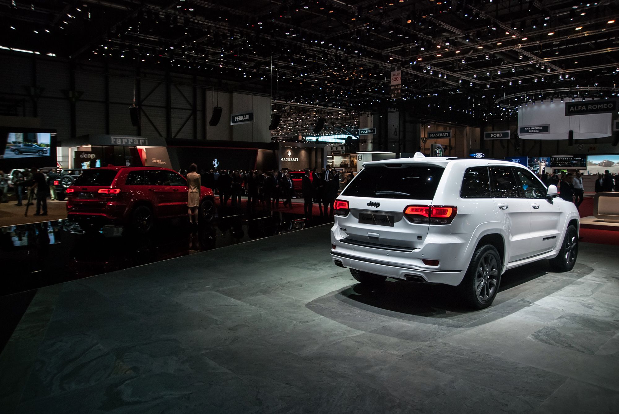 Wszechstronne auto? Oczywiście. Jeep Grand Cherokee oferowany jest jako Trackhawk z mocą 707 KM.