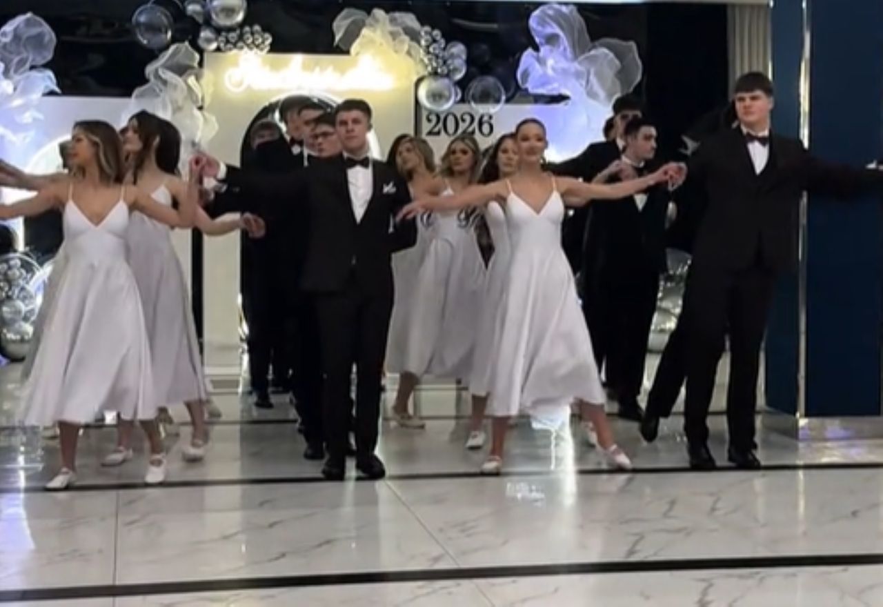 Ich taniec już jest viralem. Niezwykły walc na studniówce w Łukowie