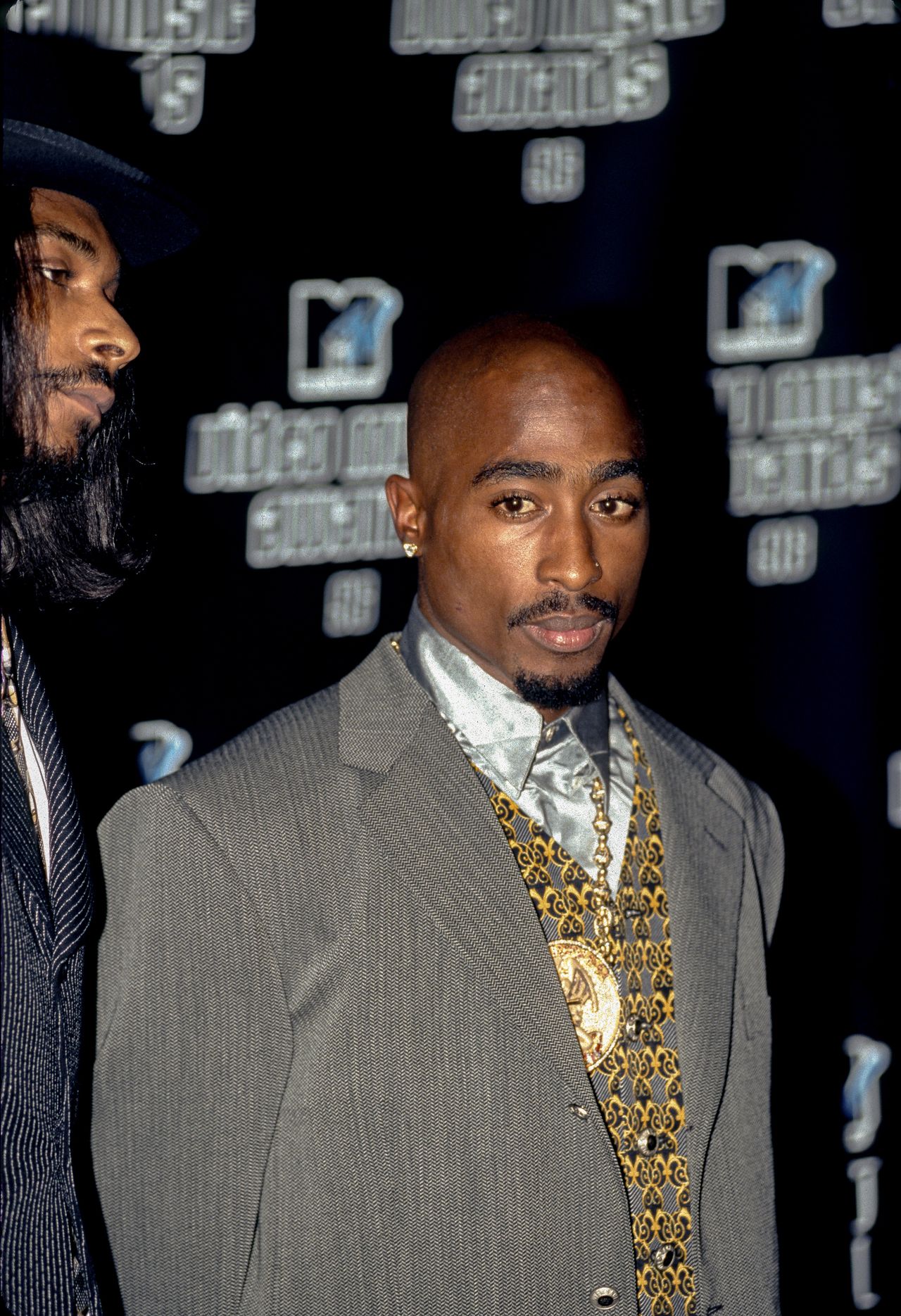 American rapper Tupac Shakur (2Pac) attends the 1996 MTV Video Music Awards on September 4, 1996 at Radio City Music Hall in New York City, New York. (Photo By Larry Busacca/Getty Images)