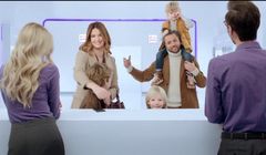 Karolina Malinowska i Olivier Janiak z dziećmi reklamują ofertę Play dla rodzin