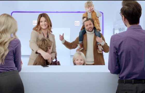 Karolina Malinowska i Olivier Janiak z dziećmi reklamują ofertę Play dla rodzin