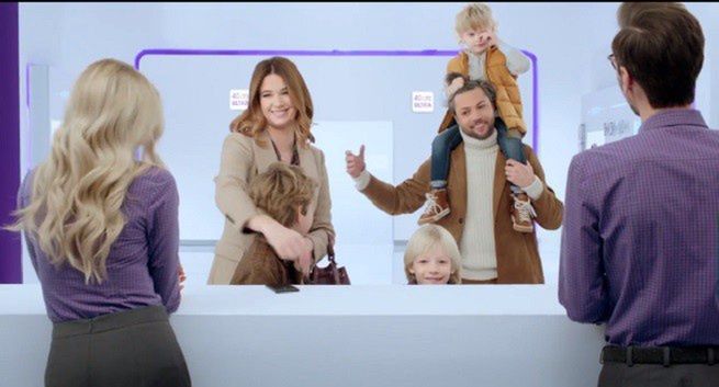 Karolina Malinowska i Olivier Janiak z dziećmi reklamują ofertę Play dla rodzin