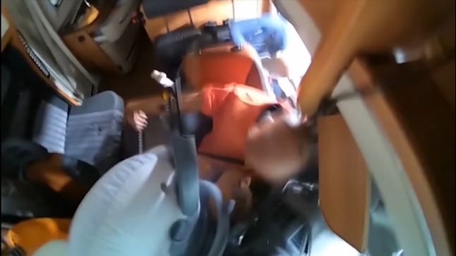 Podczas zderzenia pasażerowie są rzucani po kabinie kampera jak kukiełki (fot. Trafikverket)
