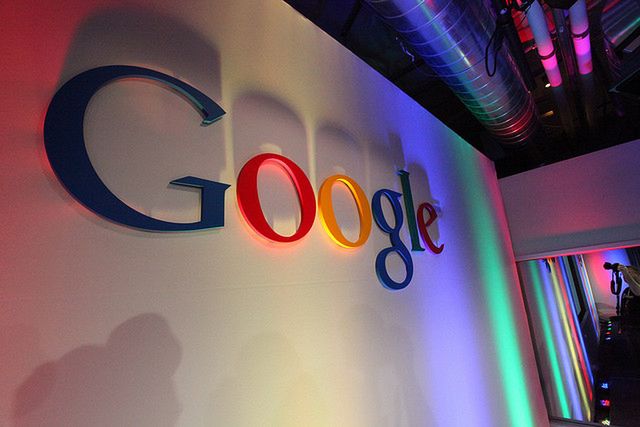 Kłopoty prawne Google’a. Sąd nakazuje wyłączenie autouzupełniania