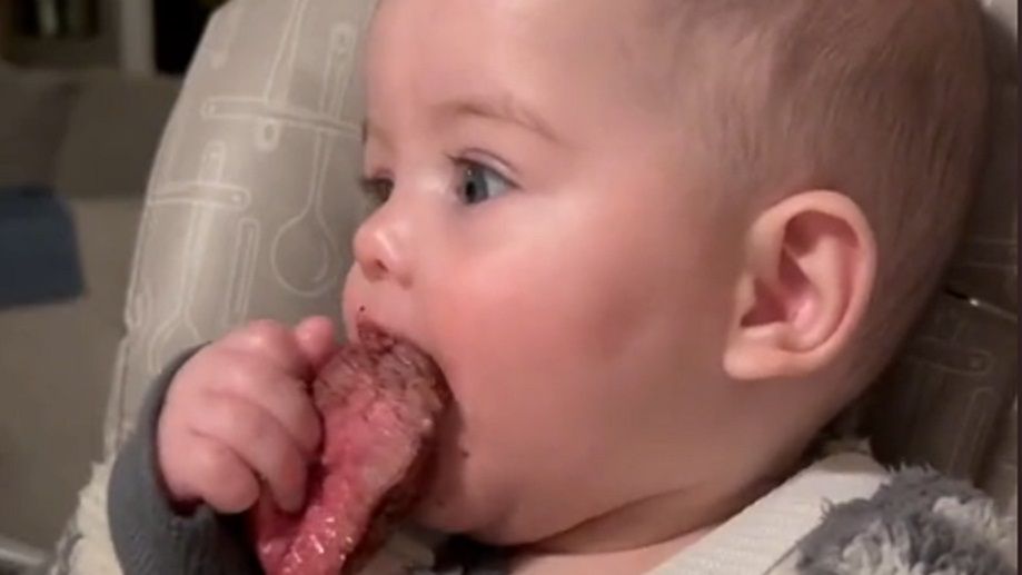 Podała półrocznej córce krwisty stek. Internauci oburzeni