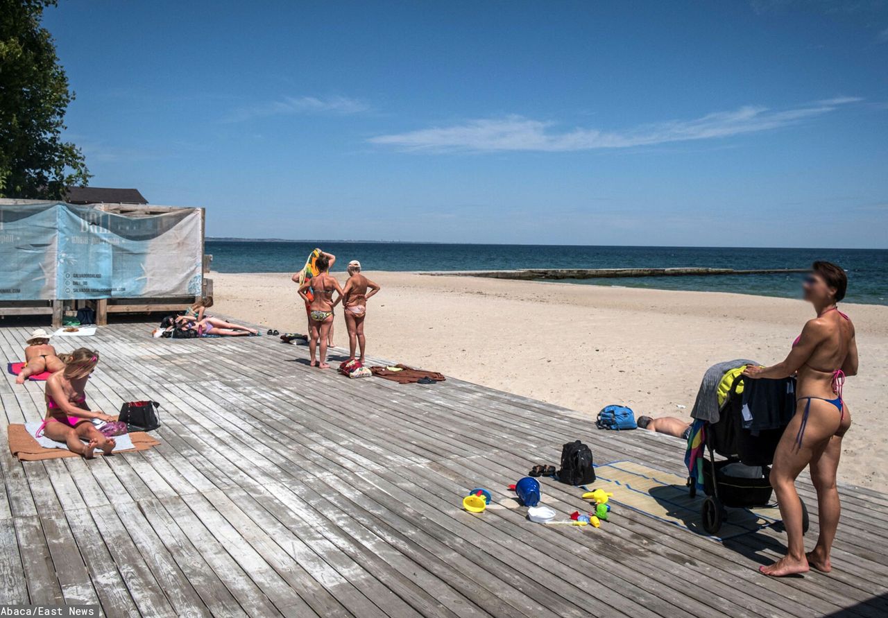 Odessa. "Mimo zagrożenia, wygrywa chęć normalnego życia" - stwierdza Adri Salido z agencji Anadolu w opisie zdjęcia mieszkańców na plaży w obwodzie odeskim.