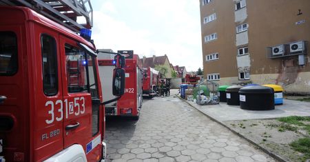 Łódź. Makabryczny wypadek. Winda spadła z 15. piętra, są ranni