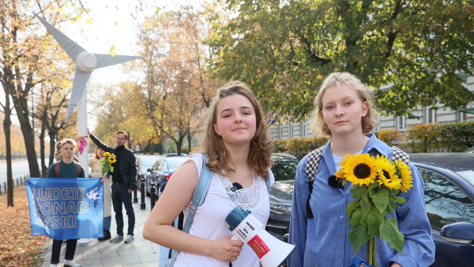 Happening aktywistów klimatycznych przed KPRM - Dominika Lasota i Wiktoria Jędroszkowiak