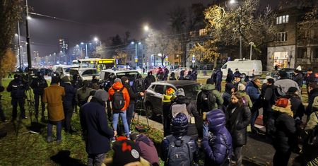 Kordon policji przed domem Kaczyńskiego. Tłum: "Będziesz siedział"