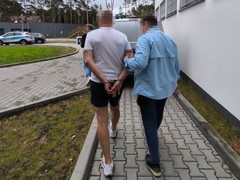 Otwock: W środku nocy dobijał się do sąsiada. Łopatą zniszczył mu auto