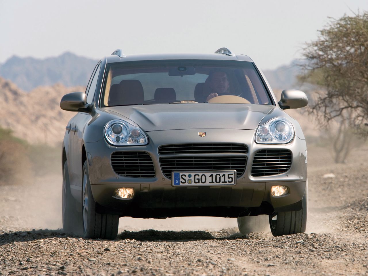 Porsche Cayenne pierwszej generacji. Wyjęcie świateł z niego to pestka.