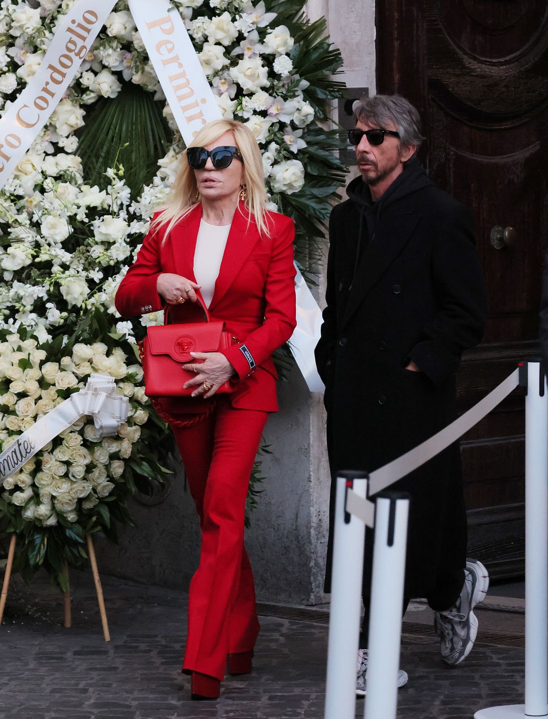 Donatella Verscace w czerwieni na pogrzebie Valentino