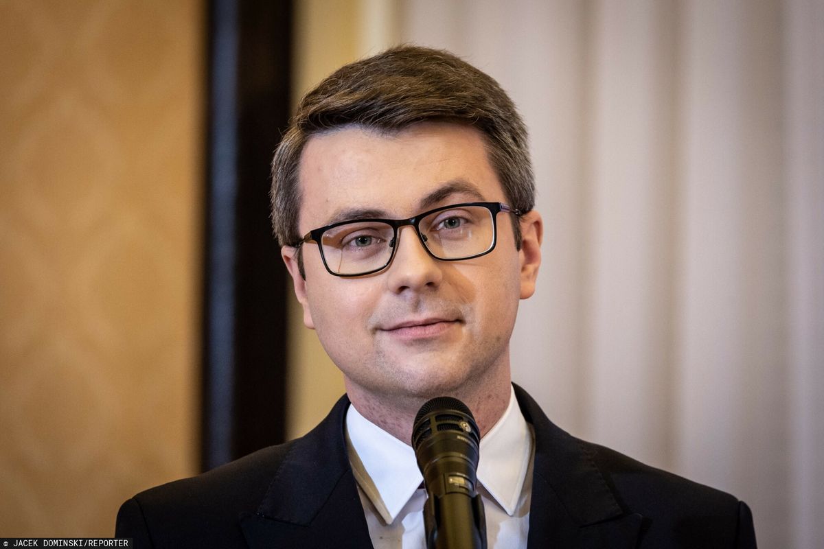 Rzecznik rządu Piotr Müller: "W marcu można byłoby mówić o pewnym luzowaniu obostrzeń"
