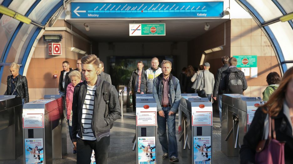 Dzieci będą musiały mieć specjalną opaskę, żeby wejść do metra. Zdjęcie ilustracyjne