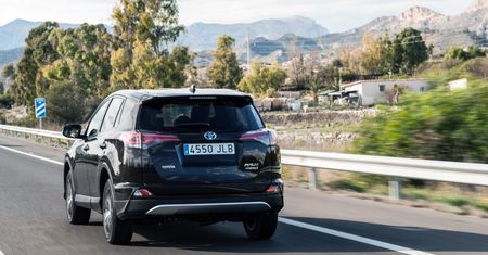 Toyota RAV4 Hybrid (2016) - zdjęcia