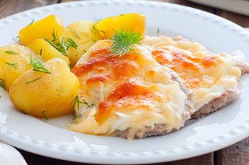 Kotlety schabowe robię bez panierki. Zalewam kremowym sosem i wychodzą soczyste, mięciutkie