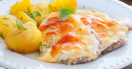 Kotlety schabowe robię bez panierki. Zalewam kremowym sosem i wychodzą soczyste, mięciutkie