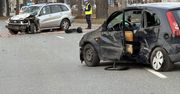 Warszawa: Zasłabł za kierownicą wpadł w torowisko i uderzył w Forda