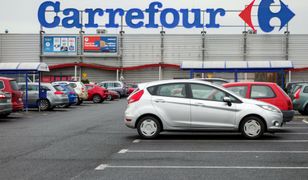 Koniec z tankowaniem na Carrefourze. Sieć chce sprzedać stacje paliw