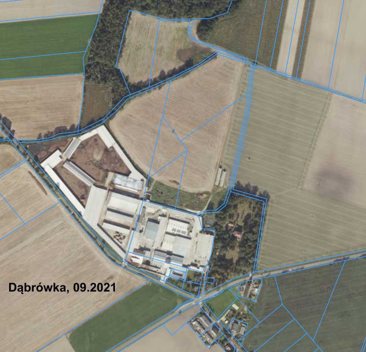 Ferma w Dąbrówce. Po lewej stan na wrzesień 2021 r., po prawej - stan na styczeń 2023 r.