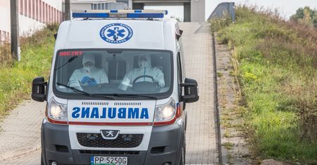 Myślisz, że pandemia nie istnieje? To posłuchaj rozmów pogotowia w Warszawie