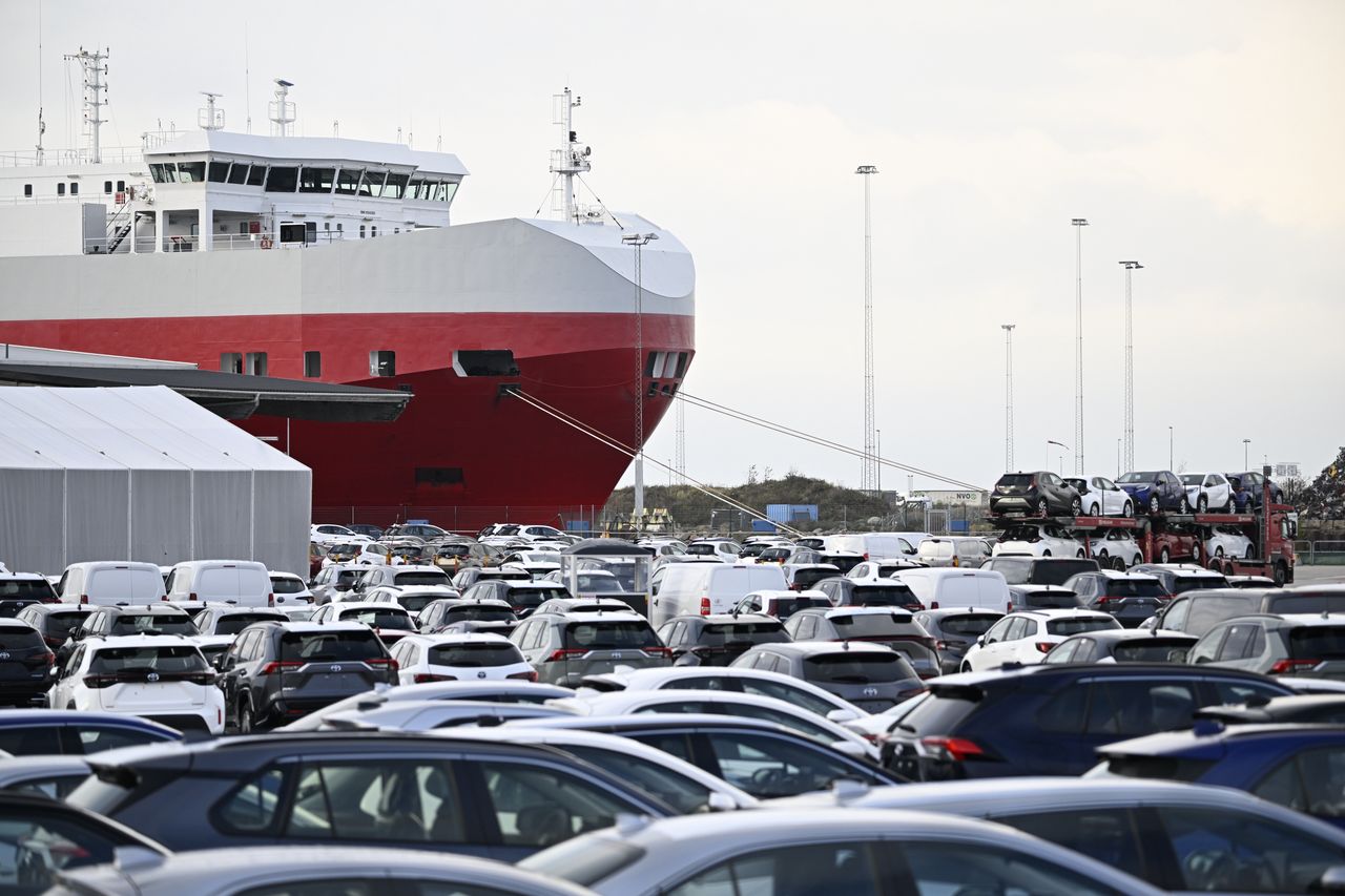 Tesla faces workers' strike and port blockade in Sweden