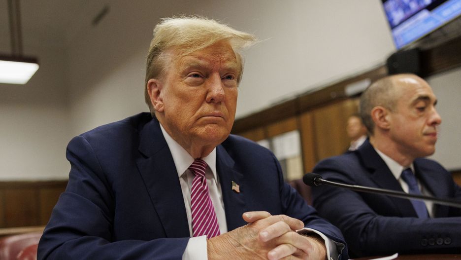 Former US President and current Republican presidential candidate Donald Trump (L) sits at the defendant's table at Manhattan Criminal Court in New York, New York, USA, 19 April 2024. Trump is facing 34 felony counts of falsifying business records related to payments made to adult film star Stormy Daniels during his 2016 presidential campaign. EPA/SARAH YENESEL / POOL Dostawca: PAP/EPA.