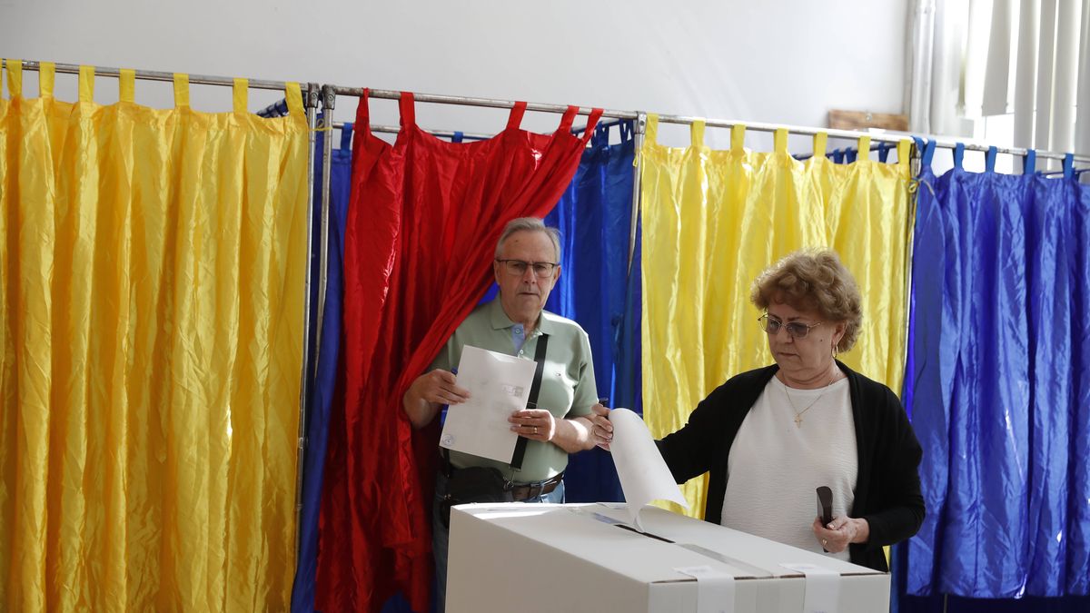 Re-run of the first round of Presidential elections in Romania
epa12072611 A couple cast their ballots in the first round of presidential elections at a polling station in Bucharest, Romania, 04 May 2025. Romanian voters are returning to the polls this weekend for a repeat of the first round of the presidential election, originally held on 24 November 2024 and later annulled, with around 18 million citizens eligible to vote, according to the Permanent Electoral Authority (AEP).  EPA/BOGDAN CRISTEL 
Dostawca: PAP/EPA.
BOGDAN CRISTEL
politics, election, romania, people